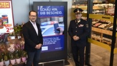 Robert Nagele (li.) und Michael Takacs präsentieren die Infoscreens.