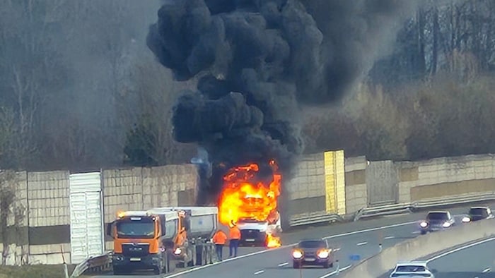Schon bei der Anfahrt der Floriani stand der Kleintransporter in Vollbrand.
