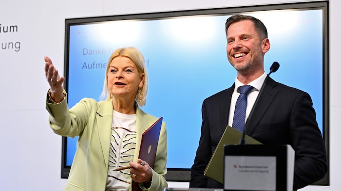 Verteidigungsministerin Klaudia Tanner und Referatsleiter Wolfgang Prinz