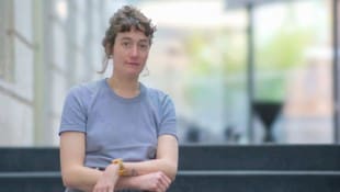 Die Wiener Regisseurin und Nestroy-Preisträgerin Sara Ostertag zählt zu den prägnanten Stimmen ...