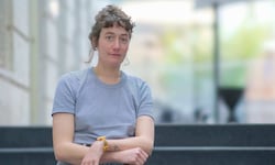 Die Wiener Regisseurin und Nestroy-Preisträgerin Sara Ostertag zählt zu den prägnanten Stimmen ...