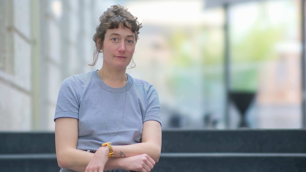 Die Wiener Regisseurin und Nestroy-Preisträgerin Sara Ostertag zählt zu den prägnanten Stimmen ...