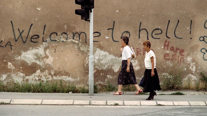 Sarajevo im August 1993: Zwei Frauen in einer vereinbarten Feuerpause auf der „Sniper ...