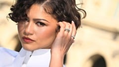 Zendaya präsentierte vor der Fashion Show von Louis Vuitton in Paris ihren Ehering.