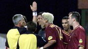 Benkö nach seinem Elfmeterpfiff im EM-Halbfinale 2000.