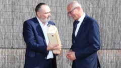 Geschenk zum Auftakt: Doskozil gratulierte Mattle zum Geburtstag. 