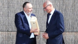 Geschenk zum Auftakt: Doskozil gratulierte Mattle zum Geburtstag. 