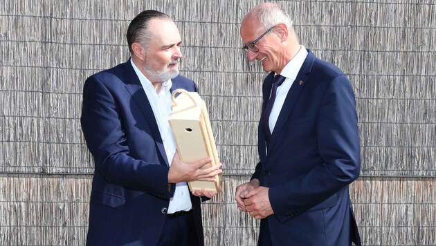 Geschenk zum Auftakt: Doskozil gratulierte Mattle zum Geburtstag.