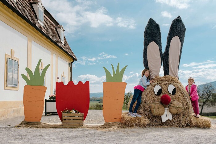 Der Osterhase wartet iauf Schloss Hof