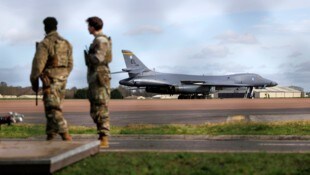 Bomber der US-Luftwaffe werden für den Einsatz vorbereitet.