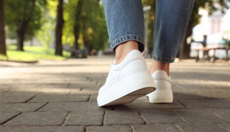 In der Mittagspause einen Spaziergang machen.