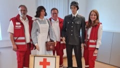 GF.T. Wallner, Präsident W. Krischka und GF. T. König mit Exponaten der Jubiläums-Ausstellung.