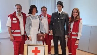 GF.T. Wallner, Präsident W. Krischka und GF. T. König mit Exponaten der Jubiläums-Ausstellung.