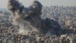 Rauch steigt von der Stelle eines israelischen Luftangriffs auf, der auf ein Gebiet in den ...