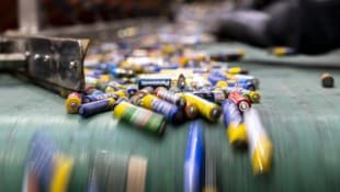Falsch entsorgte Batterien führen immer wieder zu Bränden. (Symbolbild)