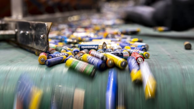 Falsch entsorgte Batterien führen immer wieder zu Bränden. (Symbolbild)