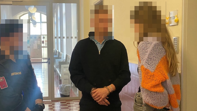 Der Angeklagte und seine Bewährungshelferin am Gang des Landesgerichts Feldkirch.
