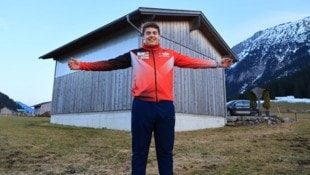 Leonhard Jäger vor seinem Stadel. 