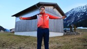 Leonhard Jäger vor seinem Stadel. 