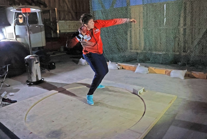 Tirols Rekordmann Jäger feilt in einer Scheune an der Technik.