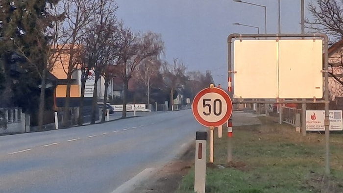 Zuvor waren schon Schilder aus Ratzersdorf verschwunden, wie etwa das Ortsschild.