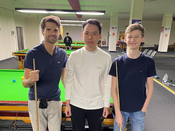 Schopf (l.) und Stötzer (r.) in der Ding-Junhui-Academy mit Top-Star Xiao Guodong.