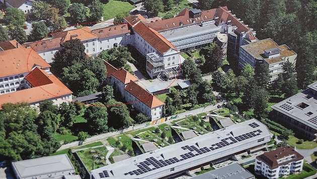 Das Foto zeigt, wo das neue Gebäude entstehen soll (roter Kreis).