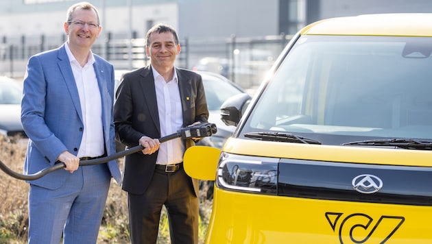 Strom tanken: EVN-TEchnikvorstand Stefan Stallinger und Peter Umundum von der Post.