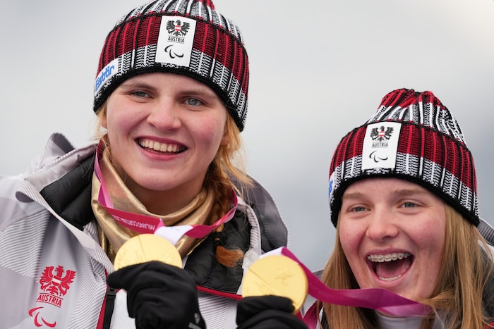 Veronika Ainger und Lilly Sammer jubeln mit ihren Goldmedaillen.