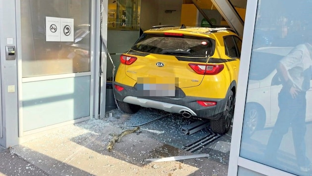 In der Oberen Stadt ist Dienstagvormittag ein Autofahrer mit seinem Wagen in die Postfiliale ...