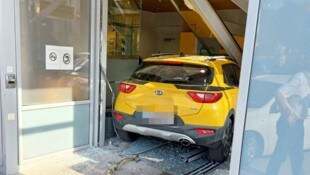 In der Oberen Stadt ist Dienstagvormittag ein Autofahrer mit seinem Wagen in die Postfiliale ...