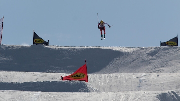 ÖSV-Dame Katrin Ofner zeigte bei der Zielpassage eine beeindruckende Flugshow.
