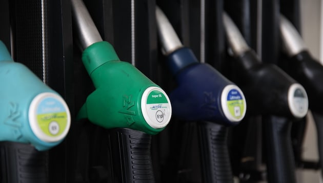 Nach einem historischen Preissprung zum Wochenanfang haben sich die Spritpreise wieder ...
