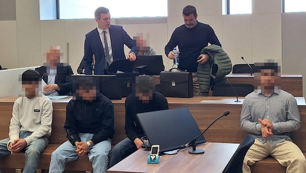 Der Wiederholungstäter (re.) fasste 2,5 Jahre Haft aus. Zwei der drei Syrer, vertreten von den ...