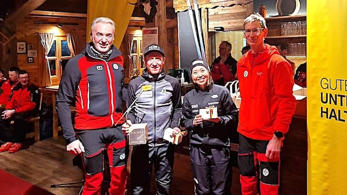 Ortsstellenleiter Michael Unterlerchner mit den beiden Gewinnern und Goldeck ...