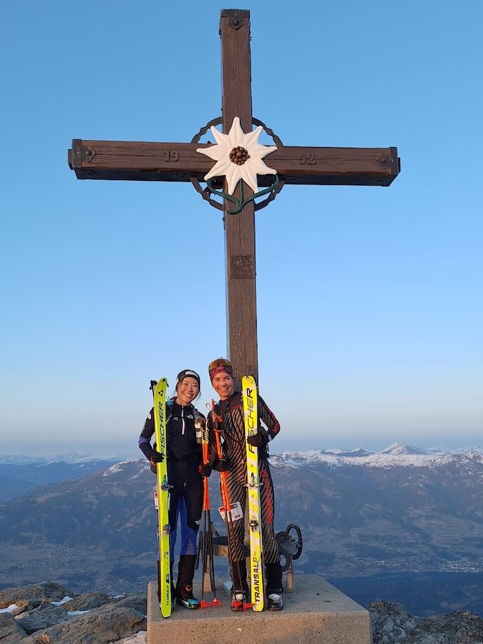 Ueda Ayaka und Teresia Feix beim Goldeck-Gipfelkreuz.