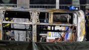 Brandermittler untersuchen die verkohlte Hülle eines Linienbusses, der in Brand geraten war. Es ...