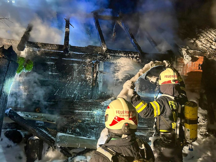 Die Feuerwehrleute rückten mit schwerem Atemschutz aus.