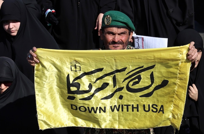 Dieser Tage wird auch viel gegen die USA und Israel protestiert, die Krieg gegen das Land ...