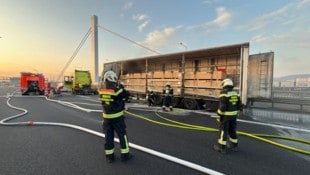 Die Berufsfeuerwehr Linz war mit Löscharbeiten beschäftigt.