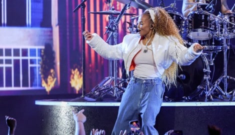 Michaels Jacksons jüngere Schwester, Sängerin Janet Jackson, feiert ihren 60. Geburtstag.