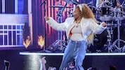 Michaels Jacksons jüngere Schwester, Sängerin Janet Jackson, feiert ihren 60. Geburtstag.