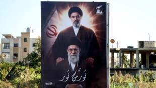 Mojtaba Khamenei mit seinem Vater Ali Khamenei, der kurz nach Kriegsbeginn getötet wurde. 