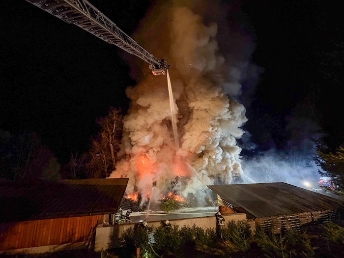 Die Polizei geht nach dem brennenden Holzlager von Brandstiftung aus.