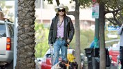 Mickey Rourke bei einer Gassi-Runde mit seinen Hunden Anfang Februar: Der Hollywoodstar muss nun ...