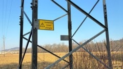 Auf diesen 20 KV-Masten auf einem Feld unweit des Feldbacher Bauhofes kletterte der 19-Jährige ...