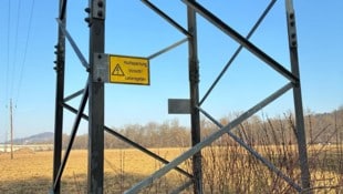Auf diesen 20 KV-Masten auf einem Feld unweit des Feldbacher Bauhofes kletterte der 19-Jährige ...