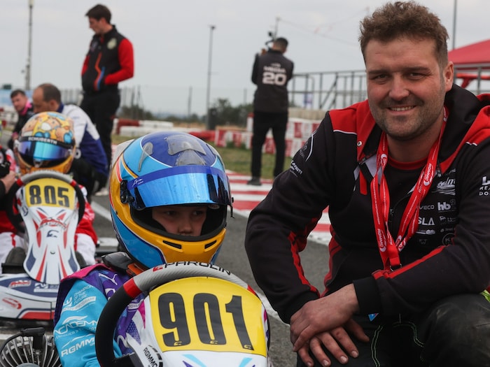 Papa Dominic, selbst Motorsportler, unterstützt seine Töchterchen Anna mit Rat und Tat.