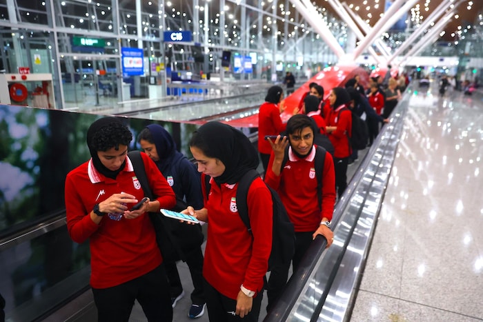 Irans Frauen-Fußball-Nationalteam am Flughafen.