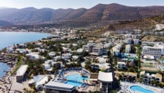 Die Insel Kreta (hier im Bild Hotelanlagen in Chersonisos) ist eines der wichtigsten ...